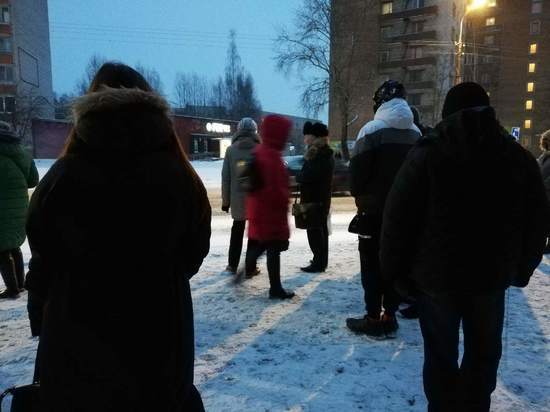 Жителям Запсковья пришлось мерзнуть на морозе в ожидании автобусов