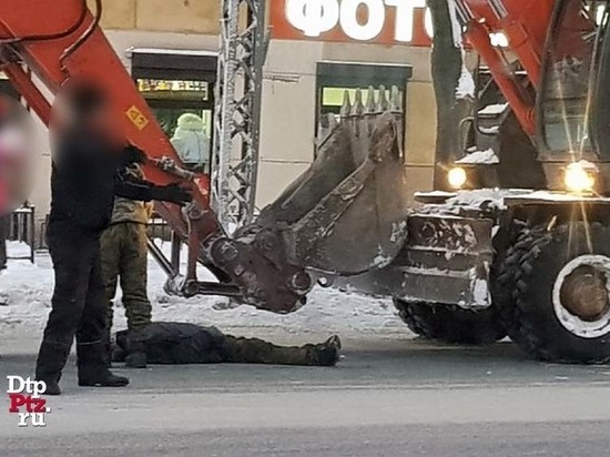 ГИБДД Петрозаводска не может установить личность попавшего под экскаватор пешехода