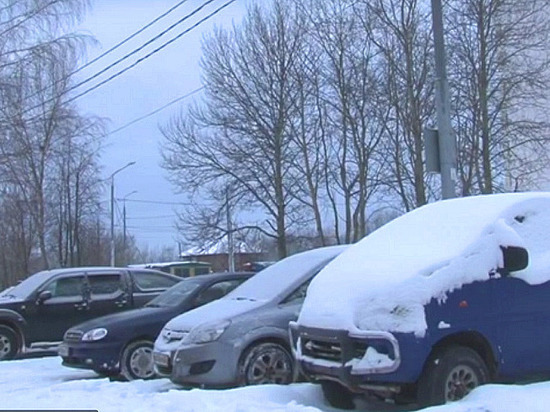 Жителей Серпухова просят перепарковывать автомобили после снегопадов