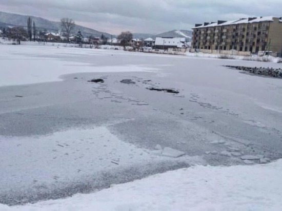 Несколько человек провалились под лёд на озере в Горячем Ключе