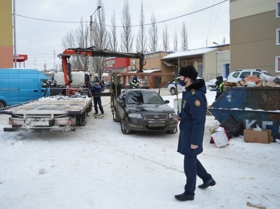 В Серпухове эвакуируют автомобили, припаркованные у контейнерных площадок