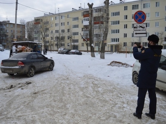 В Серпухове будут штрафовать автовладельцев, которые припарковали свои машины у мусорных площадок