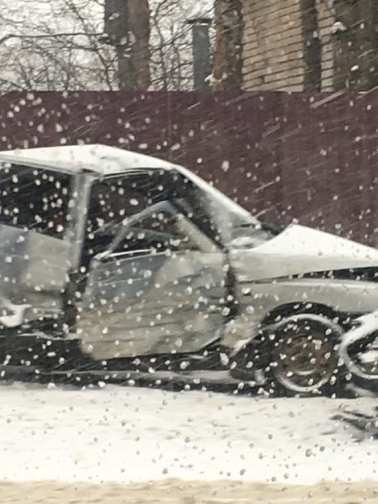 В Смоленске на улице Дзержинского столкнулись автомобили «Ниссан» и ВАЗ