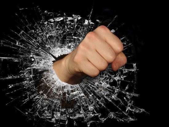 Ночной грабеж в Сафонове: 25-летнего парня ударили по голове возле кафе