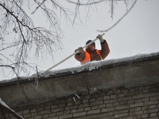 Крыши Твери чистят от снега и сосулек
