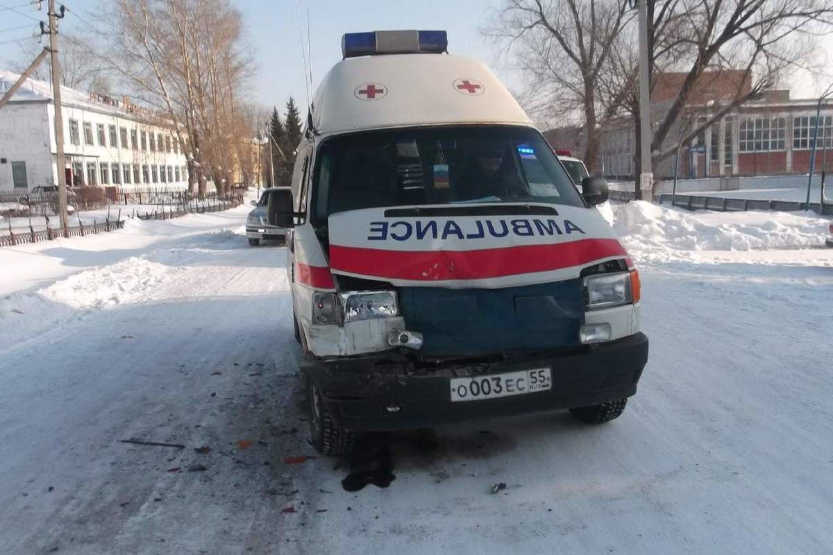 Скорая омск. ДТП Омская область скорая. Автомобиль скорой Омск. Колосовка Омская область больница. ДТП В Колосовке Омской области.