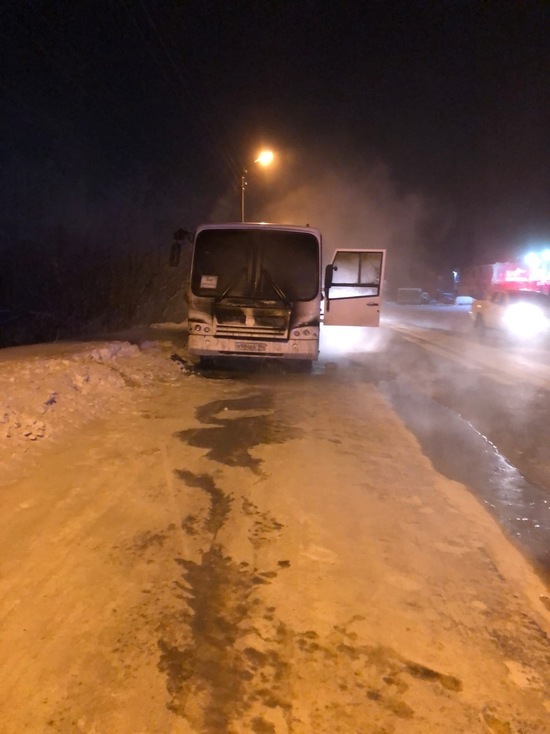 На Магистральной в Ноябрьске сгорел автобус