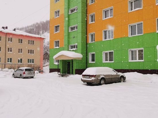 На Сахалине жители двора не дождались мэрии и сами почистили снег