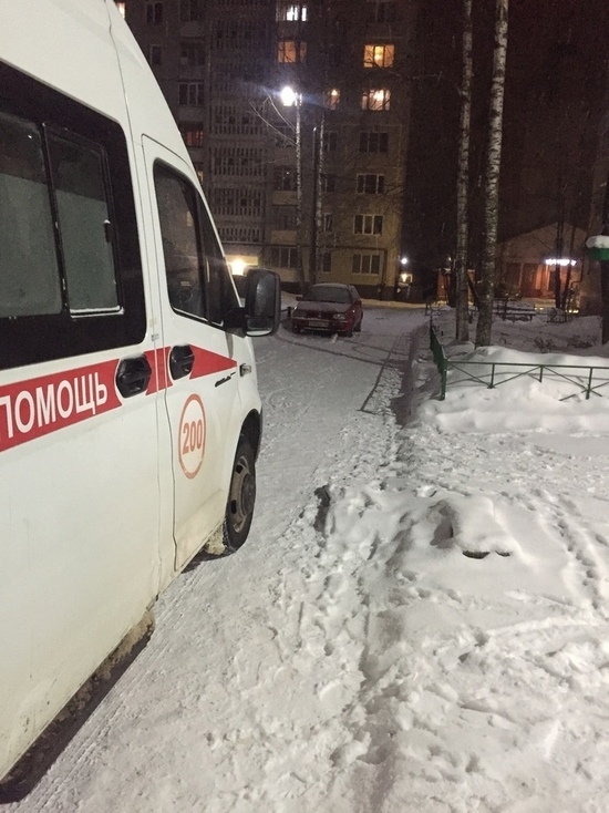Водитель легковушки перекрыл дорогу "скорой" во двор в Тверской области