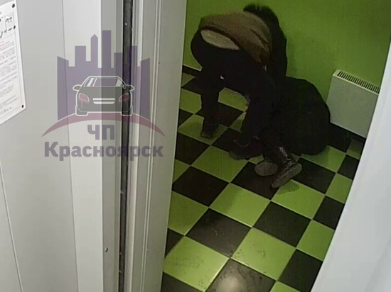 В Красноярске парень избил девушку в подъезде