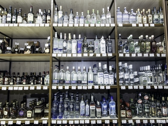 Десять дней по бутылке водки похищала в магазине пенсионерка в Саяногорске