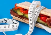 Как правило, зимой люди набирают лишний вес из-за потребления более калорийных продуктов, однако этот инстинкт можно подавить, чтобы сохранить стройную фигуру