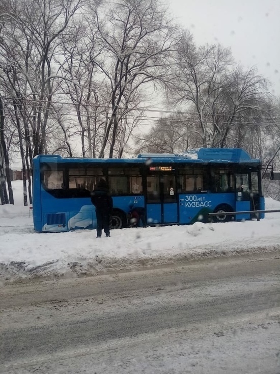 Вставший на трамвайных рельсах автобус удивил кузбассовцев