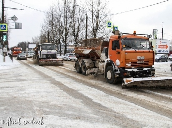 В Смоленске продолжают устранять последствия сильного снегопада