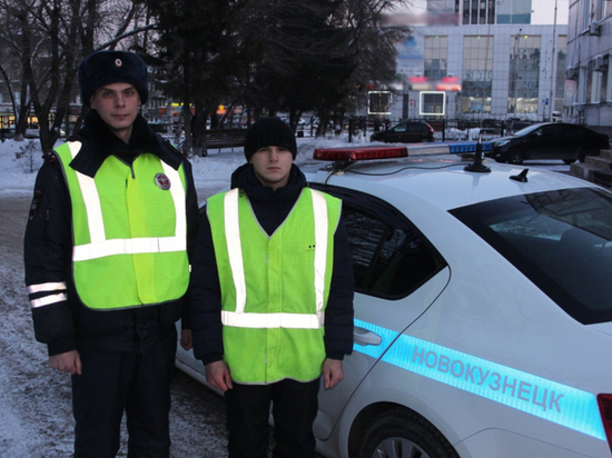 Кузбасские полицейские спасли от пожара женщину и ее питомцев