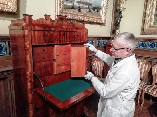 В Серпуховском музее завершили реставрацию старинного секретера