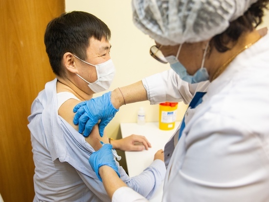 Мэр столицы Тувы поставил прививку от коронавируса