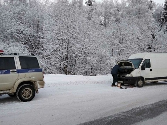 В Костромской области инспекторы ДПС пришли на помощь незадачливому водителю
