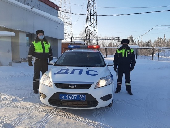 На трассе Ямала полицейские спасли замерзающего дальнобойщика