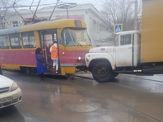 В Волгограде грузовик столкнулся с трамваем маршрута №7