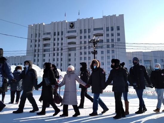 Митингующие водили хоровод вокруг площади Ленина, а потом отправились на прогулку по городу