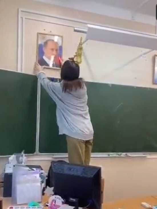 В Ярославле школьница сняла портрет Путина со стены и стала звездой Тик-Тока