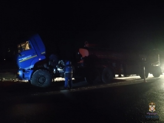 Омские автоинспекторы помогли водителю грузовика
