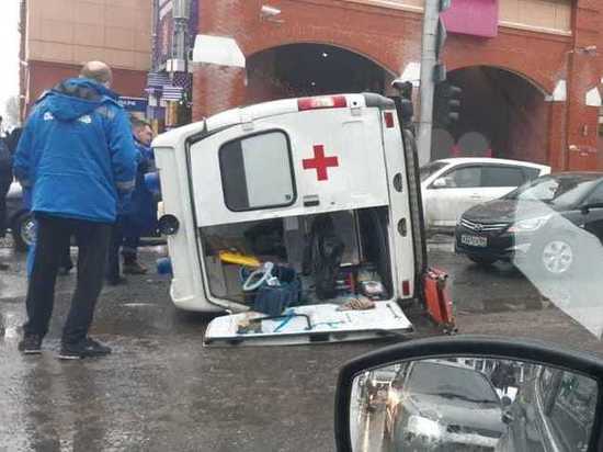 В центре Саратова перевернулась машина скорой помощи