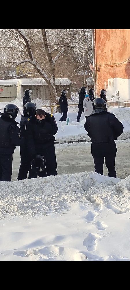 Полицейскому брызнули в лицо перцовкой: как прошла несогласованная акция в поддержку Навального в Барнауле