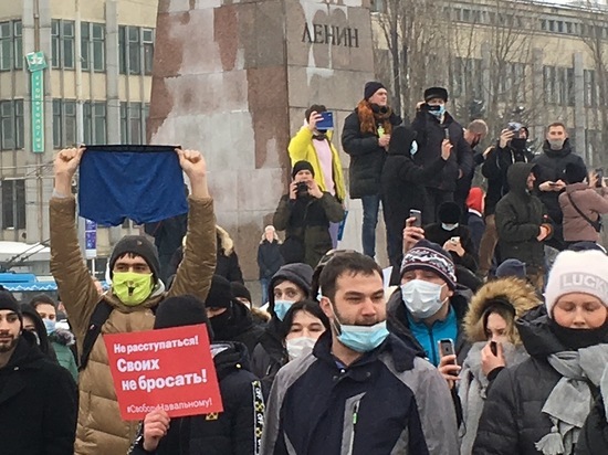 Саратовцам показали синие трусы Навального