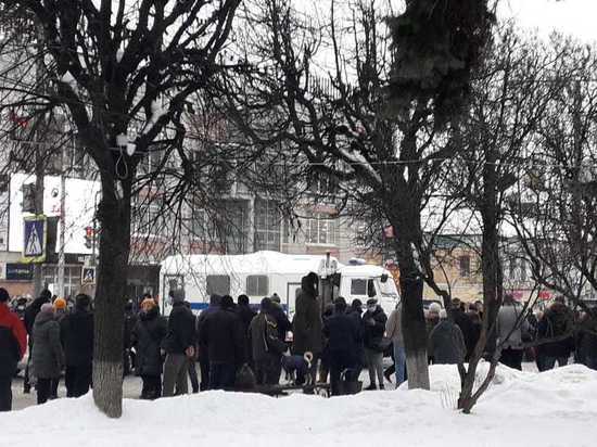 Полиция попросила митингующих калужан разойтись с площади Театральной