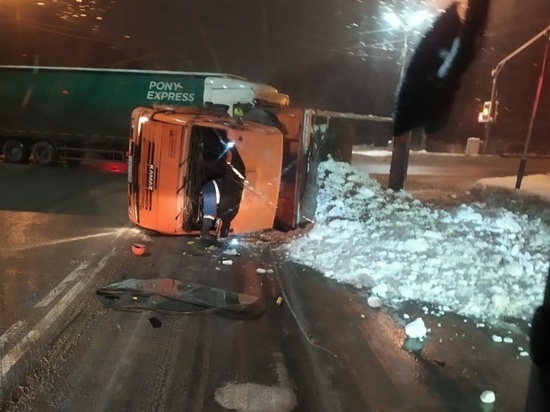 В Рязани ночью перевернулся снегоуборочный грузовик
