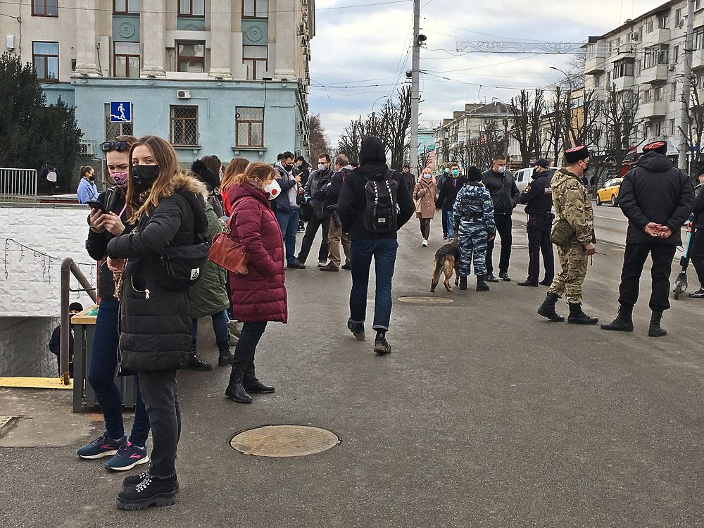 Навальнята в Крыму на штурм ёлки не решились: фото с акции протеста