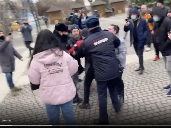 В Астрахани задержали пьяных участников акции в поддержку Навального, устроивших дебош