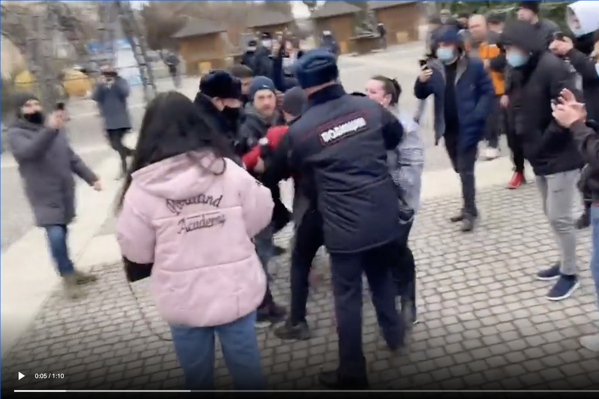 В астрахани задержали в день траура. Протесты в Астрахани. Навальный в Астрахани. Митинг в Астрахани сегодня. Митинг Навального Астрахань.