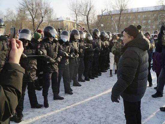 Полицейские и протестующие помогли мужчине, которому стало плохо на митинге в Красноярске