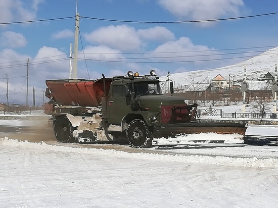 Федеральные трассы в Забайкалье расчищают 52 снегоуборочные машины