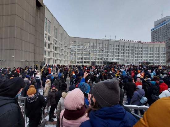 На митинге в поддержку Навального в Красноярске задержали десятки человек