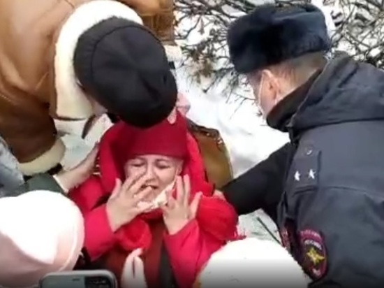 В Ярославле протестующие сбили с ног пенсионерку и обвинили в этом полицию