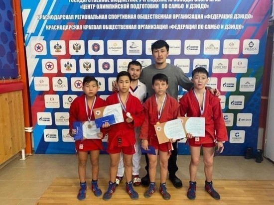Юные самбисты Калмыкии завоевали медали всех достоинств в Армавире