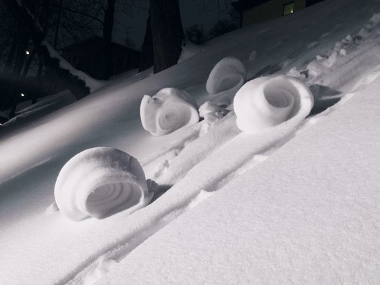 Ученые объяснили удивительную аномалия в Москве: снег сворачивается в рулоны