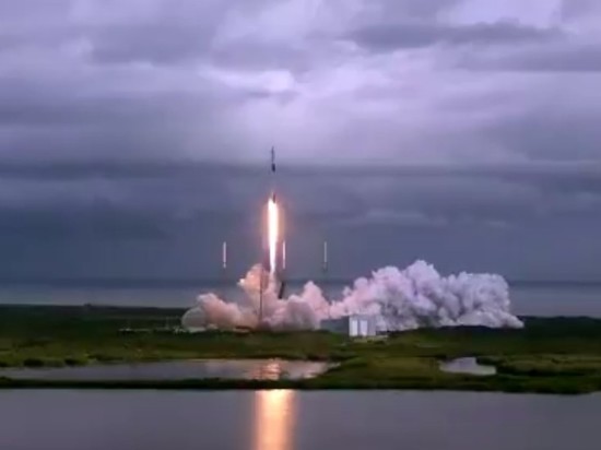 SpaceX запустила на орбиту рекордное число спутников