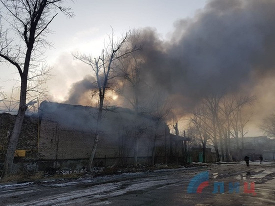 В Луганске горит склад горюче-смазочных материалов