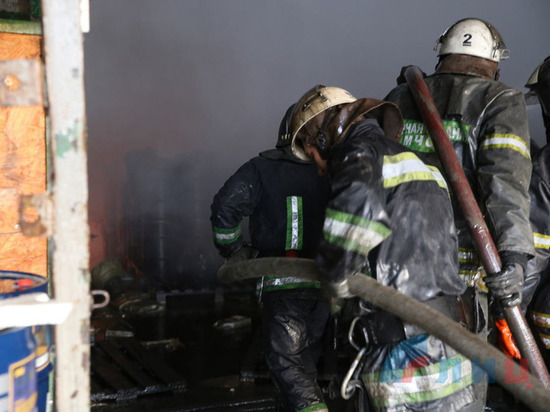 Пожар на складе горюче-смазочных материалов в Луганске ликвидирован