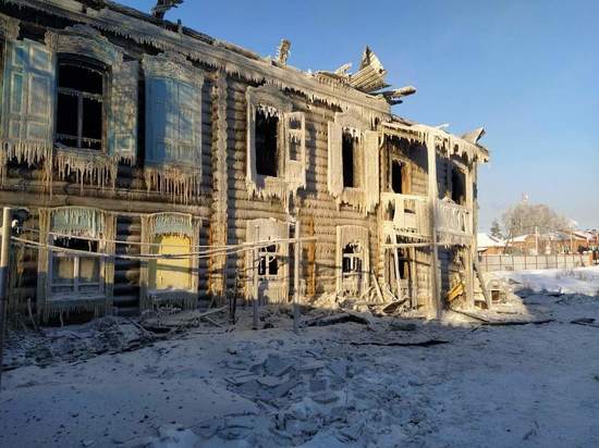 В Омской области горел дом прошлого века