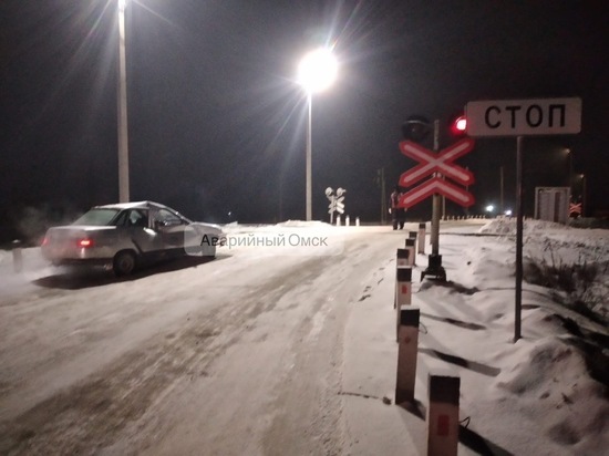 В Омске тепловоз столкнулся с легковым автомобилем