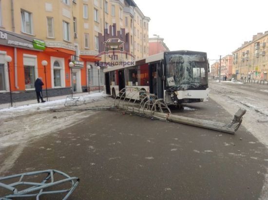 На Красрабе автобус снес столб и ограждение