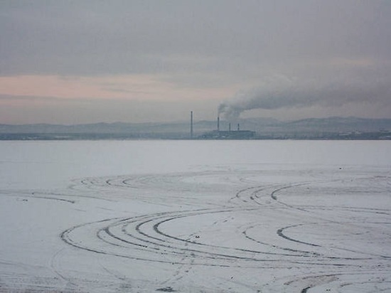 «Волга» застряла во льду на озере Кенон в Чите