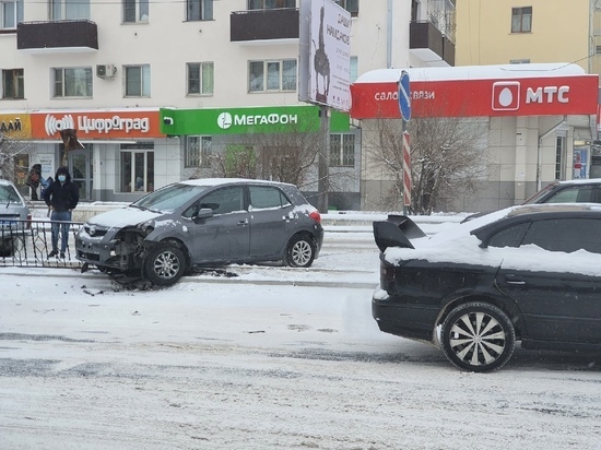 Малолитражка пробила железное ограждение в центре Читы