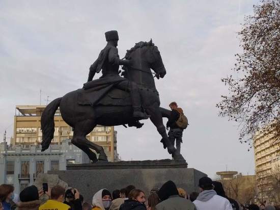 СМИ: спустивший на памятнике штаны краснодарец стал фигурантом уголовного дела